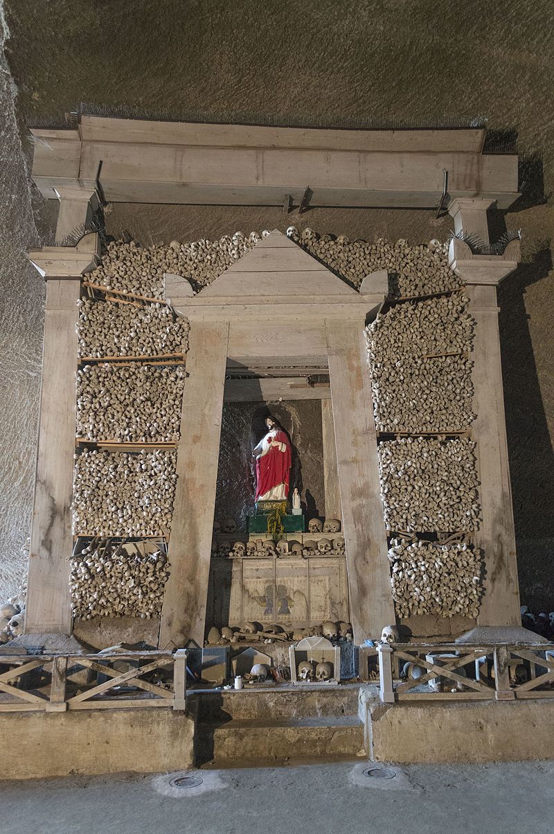Cimitero delle Fontanelle - cappella di ossa